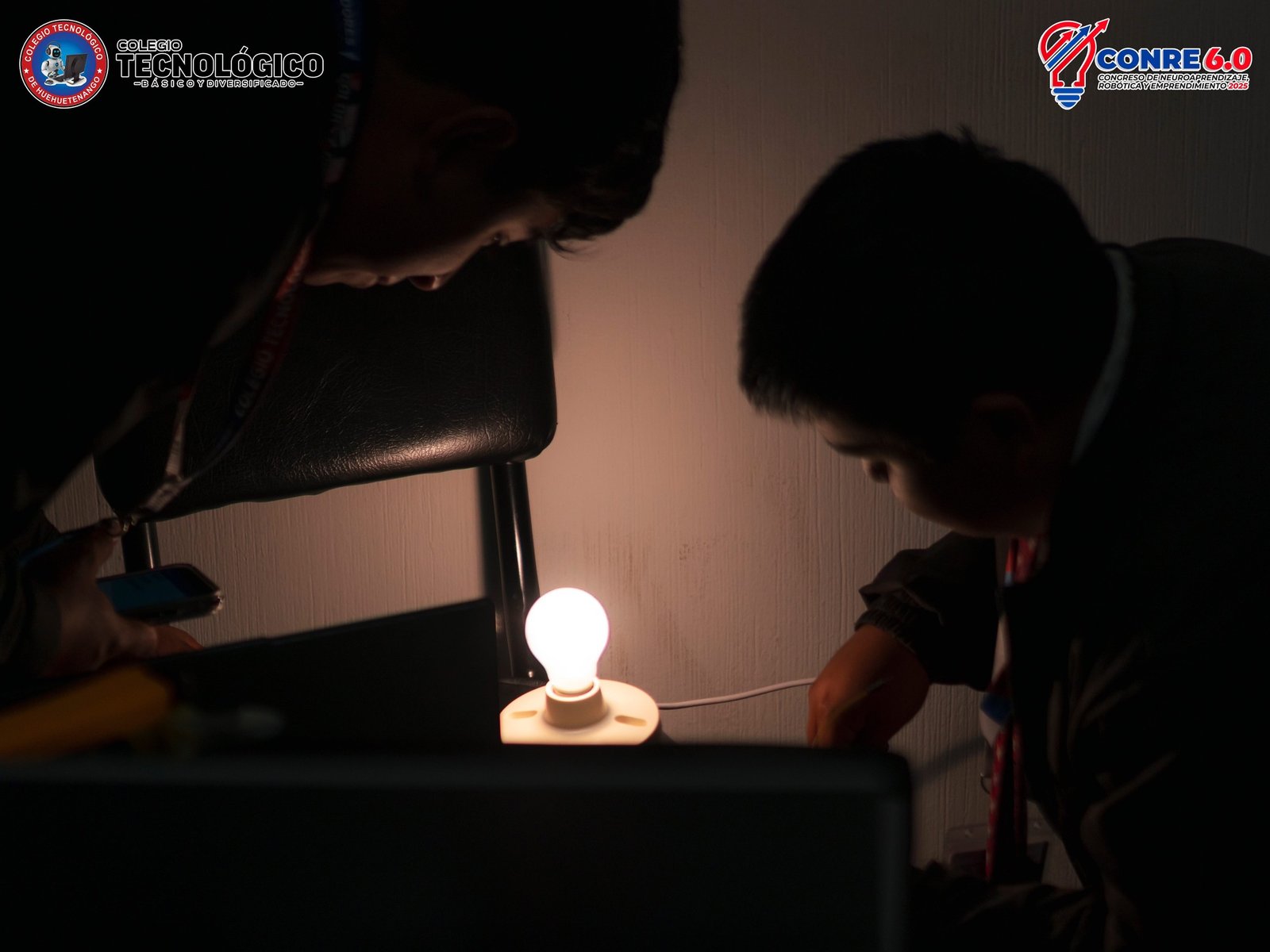 Estudiantes trabajando en equipo